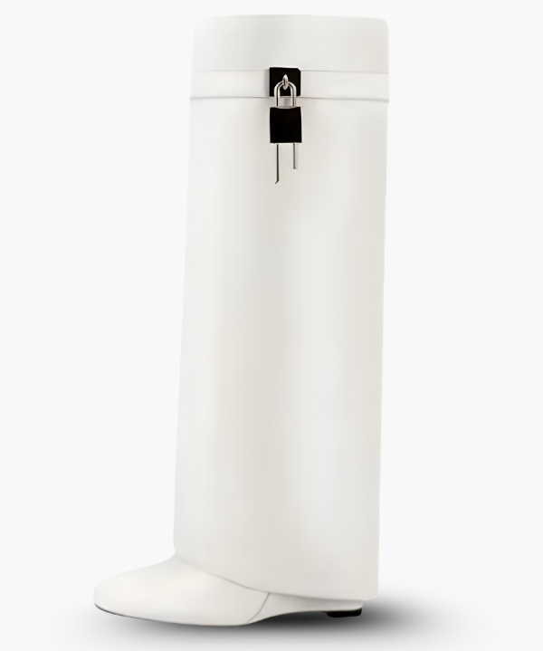 Sculpted Pant Boots – Sort Støvle med Lås og Arkitektonisk Silhuet